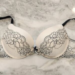 Victoria's Secret Dream Angels Cream Push-Up Bra with Black Lace